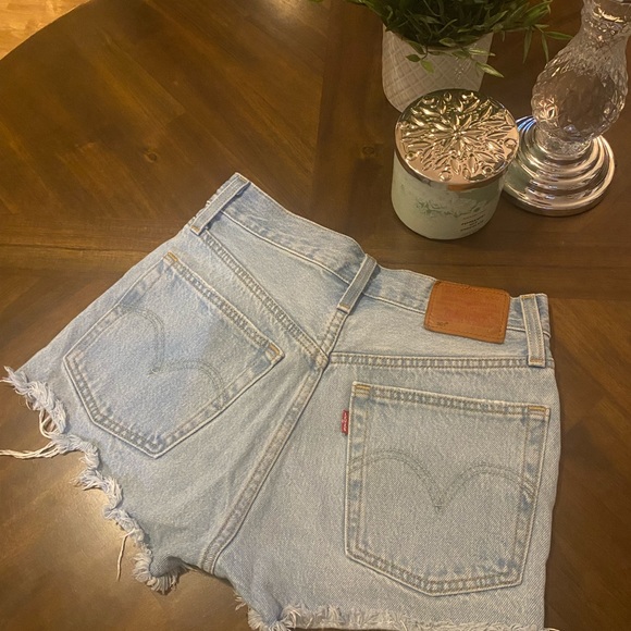 womens Levi shorts - Picture 2 of 2